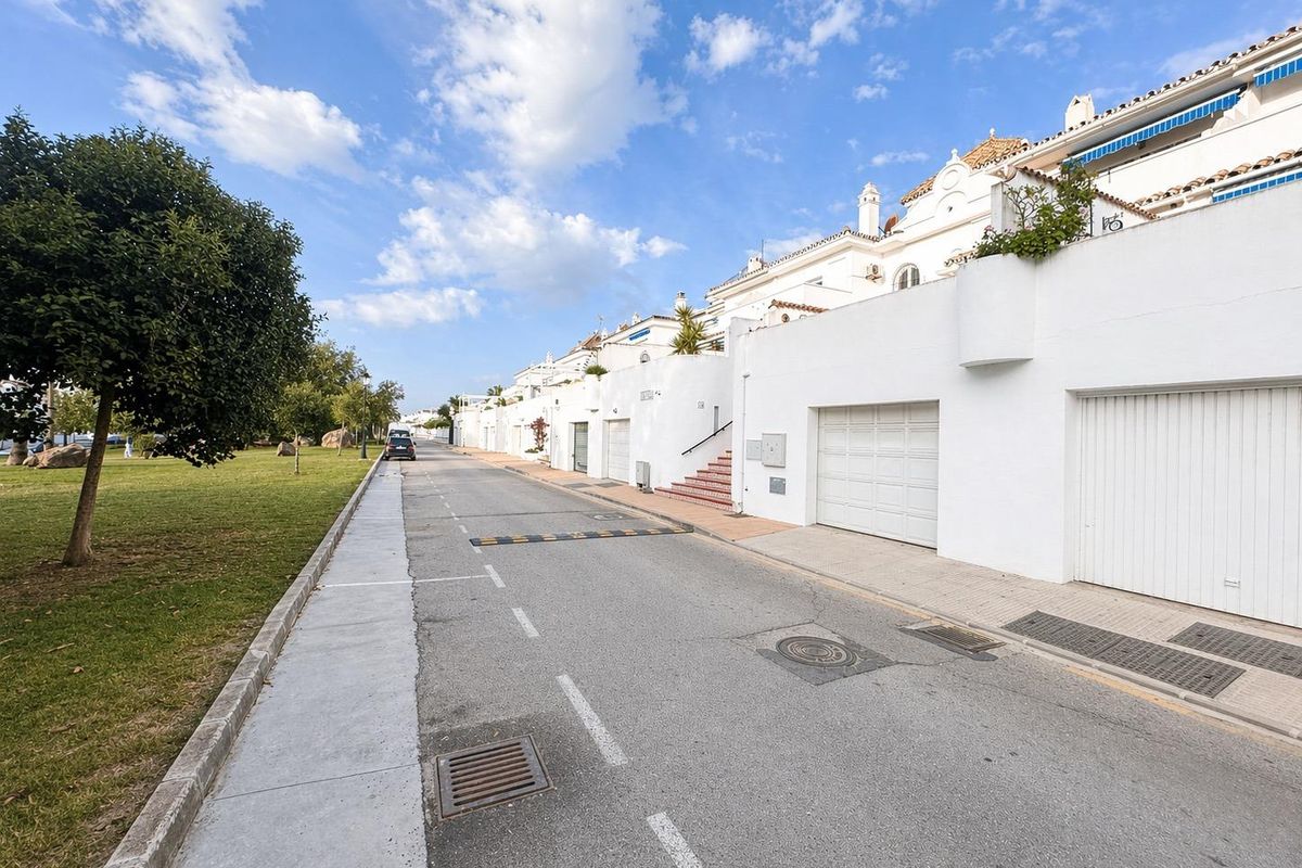 Spectacular home next to Duquesa port with a private pool and just 5 minutes from the beach. — exterior view (image 1 of 10)