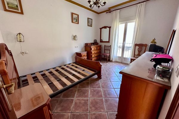 House in the heart of Setenil, in a quiet area with many possibilities. — living area (image 4 of 10)