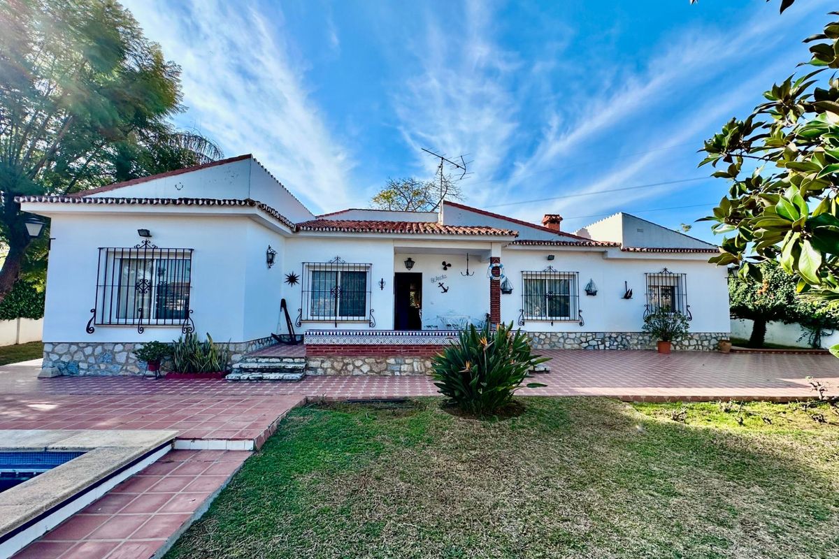 Exclusiva villa independiente en la mejor zona de Alahaurín de la Torre. — vista exterior (imagen 1 de 10)
