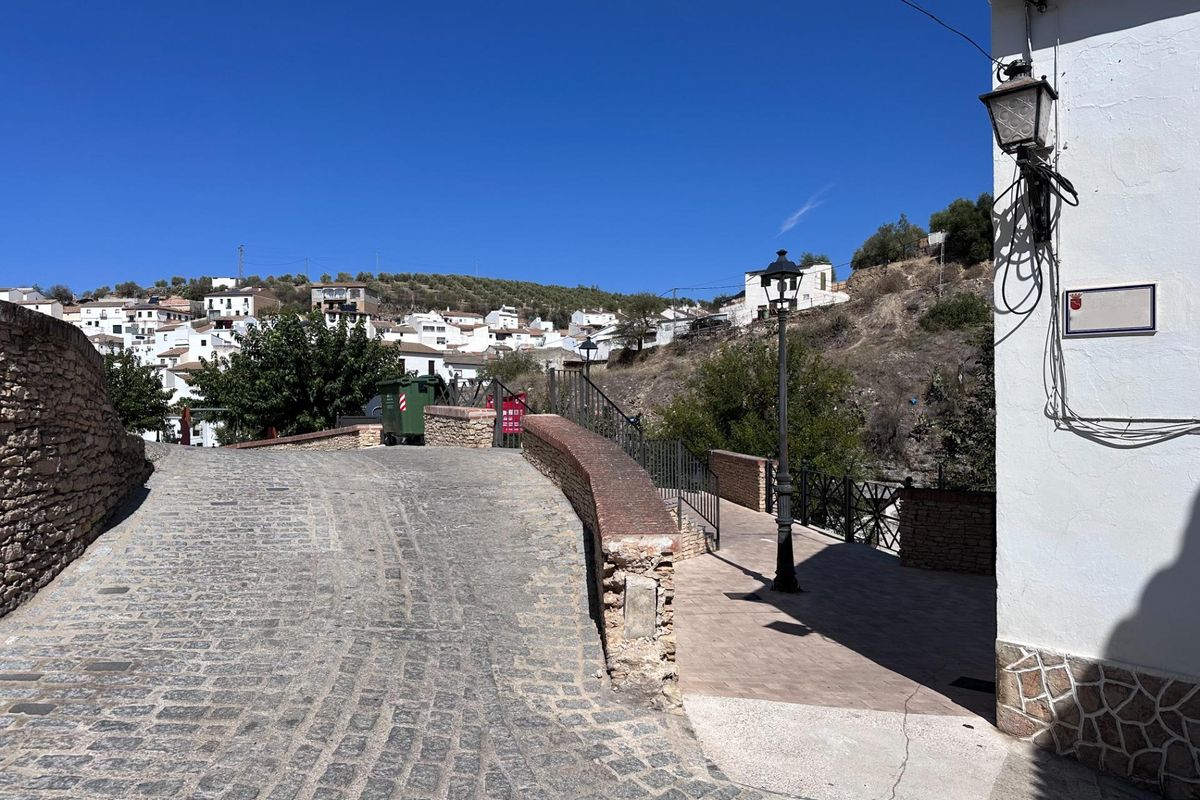 House in the heart of Setenil, in a quiet area with many possibilities. — exterior view (image 1 of 10)
