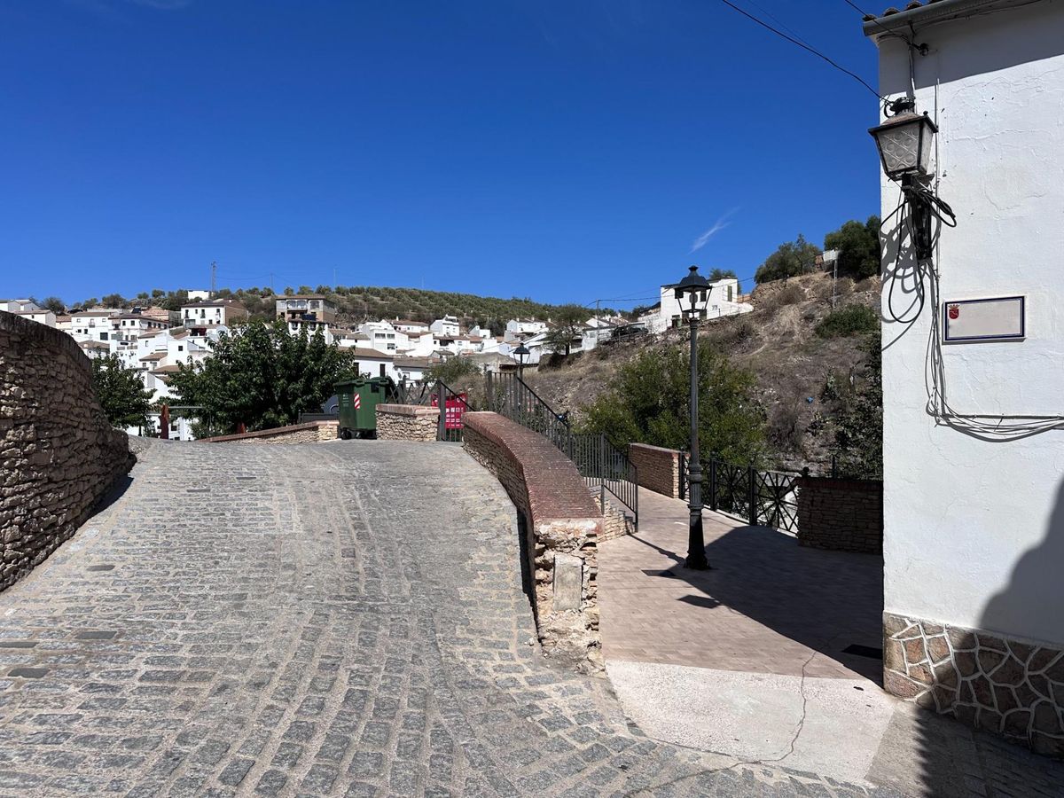 House in the heart of Setenil, in a quiet area with many possibilities. 1
