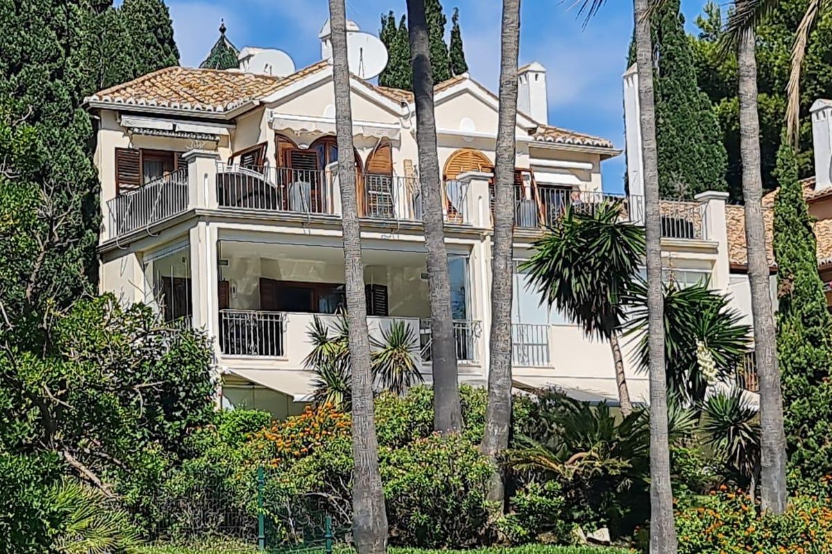 Exclusive townhouse facing the sea. — exterior view (image 1 of 10)