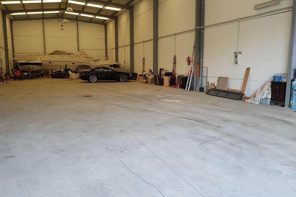 Warehouse located in the Estepona Industrial Park. — exterior view (image 1 of 6)