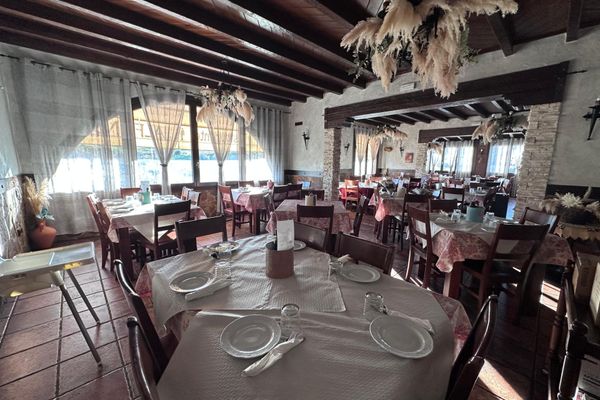 Oportunidad única: Restaurante en pleno rendimiento en venta o traspaso por jubilación. — living area (image 4 of 10)