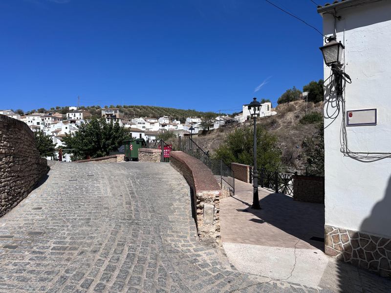 House in the heart of Setenil, in a quiet area with many possibilities.