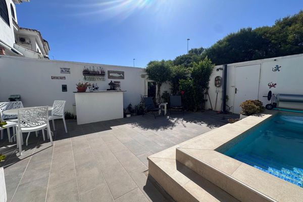 Spectacular home next to Duquesa port with a private pool and just 5 minutes from the beach. — living area (image 4 of 10)