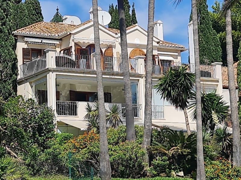 Exclusive townhouse facing the sea.