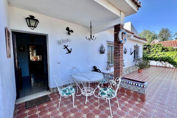 Exclusiva villa independiente en la mejor zona de Alahaurín de la Torre. — vista interior (imagen 2 de 10)