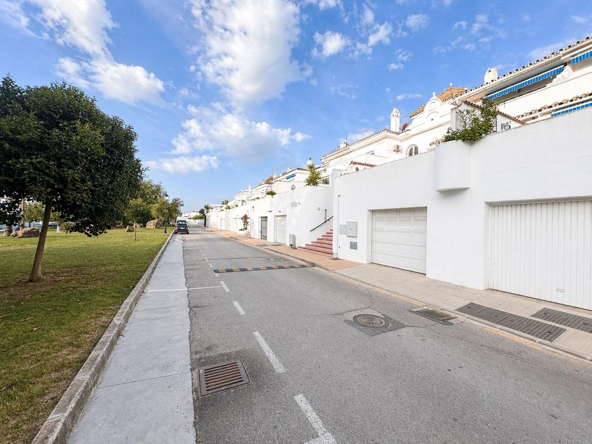 Spectacular home next to Duquesa port with a private pool and just 5 minutes from the beach. 1
