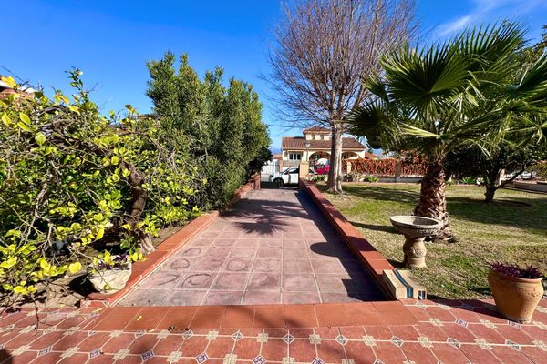 Exclusiva villa independiente en la mejor zona de Alahaurín de la Torre. — salón (imagen 4 de 10)